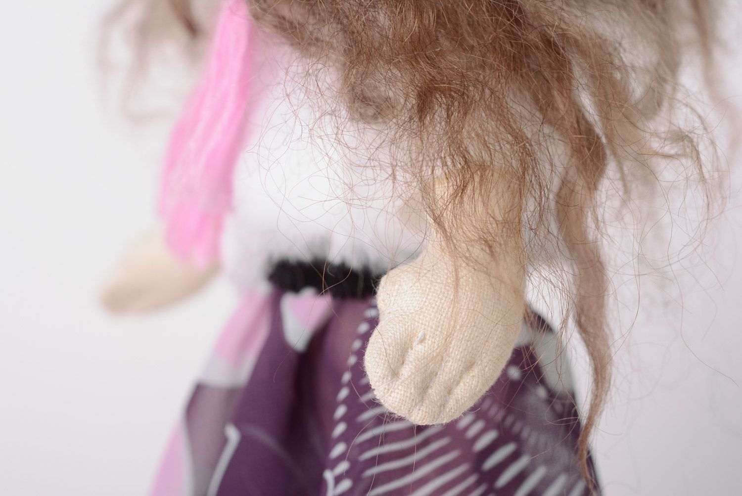 Schöne zarte interesante künstlerische Puppe aus Textil in Winterkleidung mit Untersatz Handarbeit foto 5