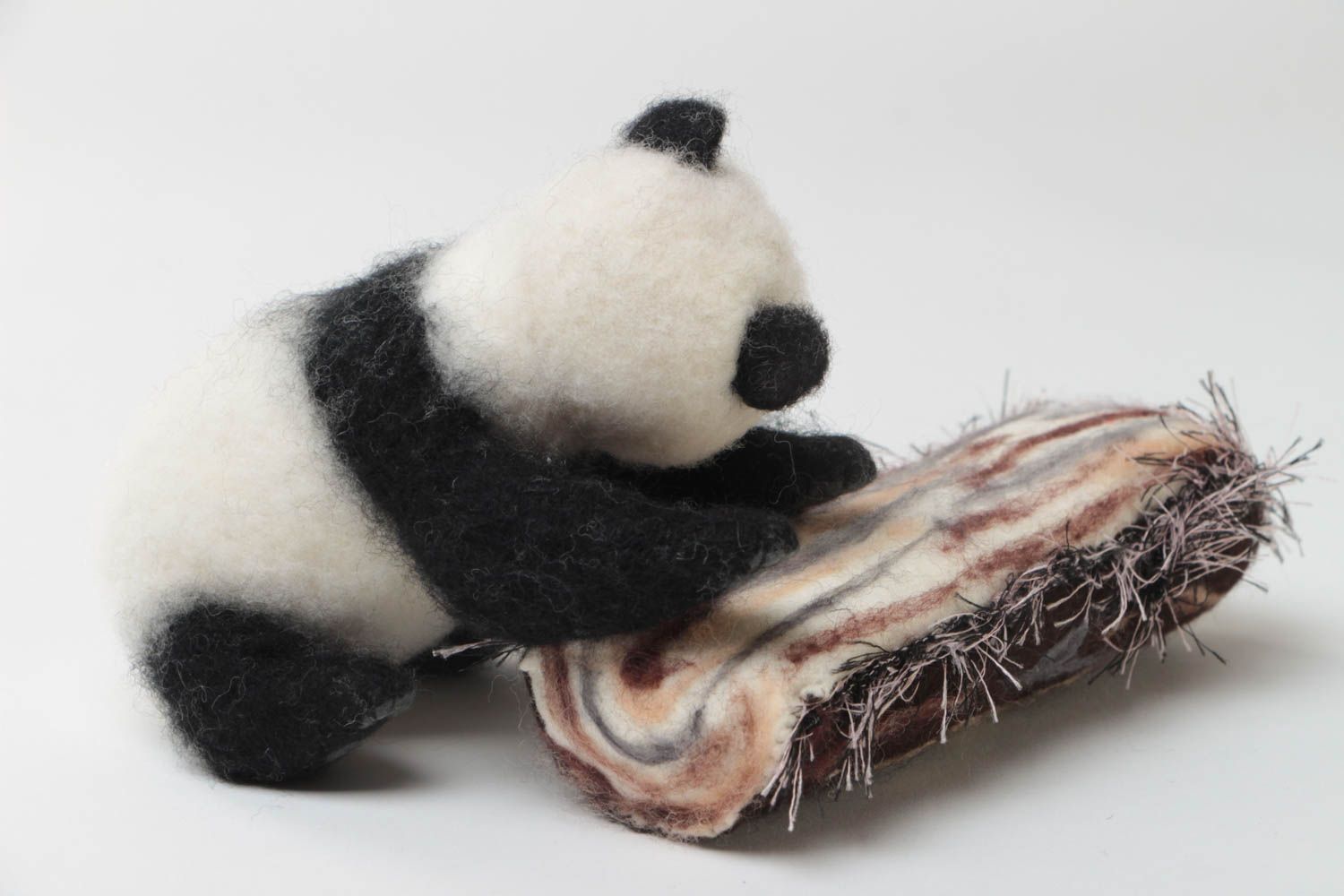 Figurine panda sur rondin en laine feutrée petite faite main originale photo 4