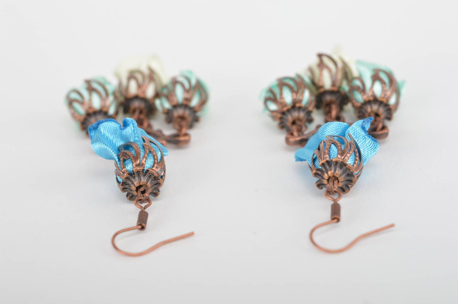 Boucles d'oreilles pendantes Bijou fait main fleurs tissu métal Accessoire femme photo 5