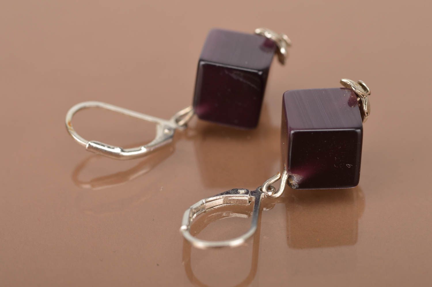Boucles d'oreilles pendantes Bijoux fait main Cadeau pour femme cubes violettes photo 4