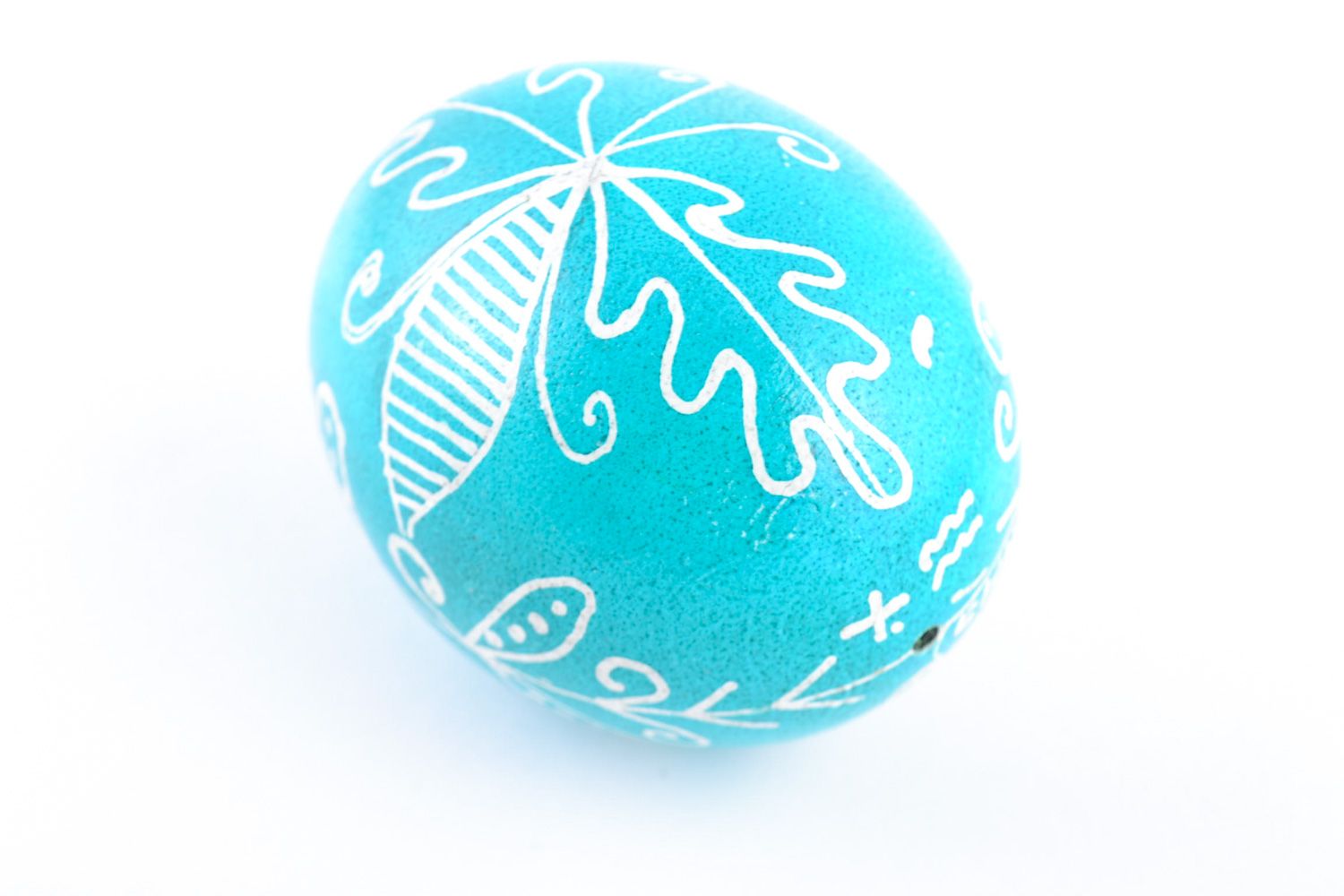 Голубое пасхальное яйцо куриное с узором расписное фото 4