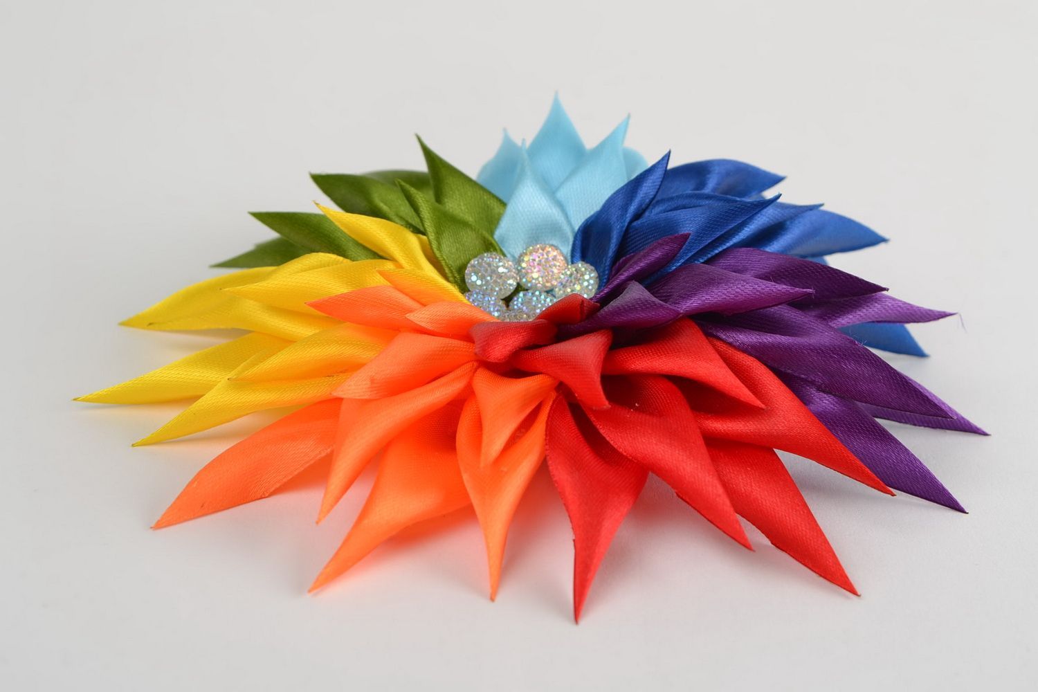 Coletero para el cabello con flor de cintas kanzashi artesanal arco iris foto 4