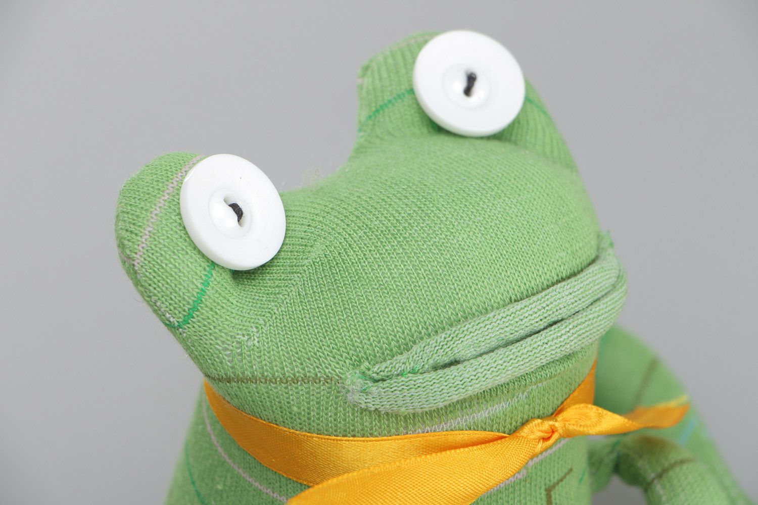 Носочная игрушка мягкая лягушка зеленая среднего размера ручной работы детская фото 3