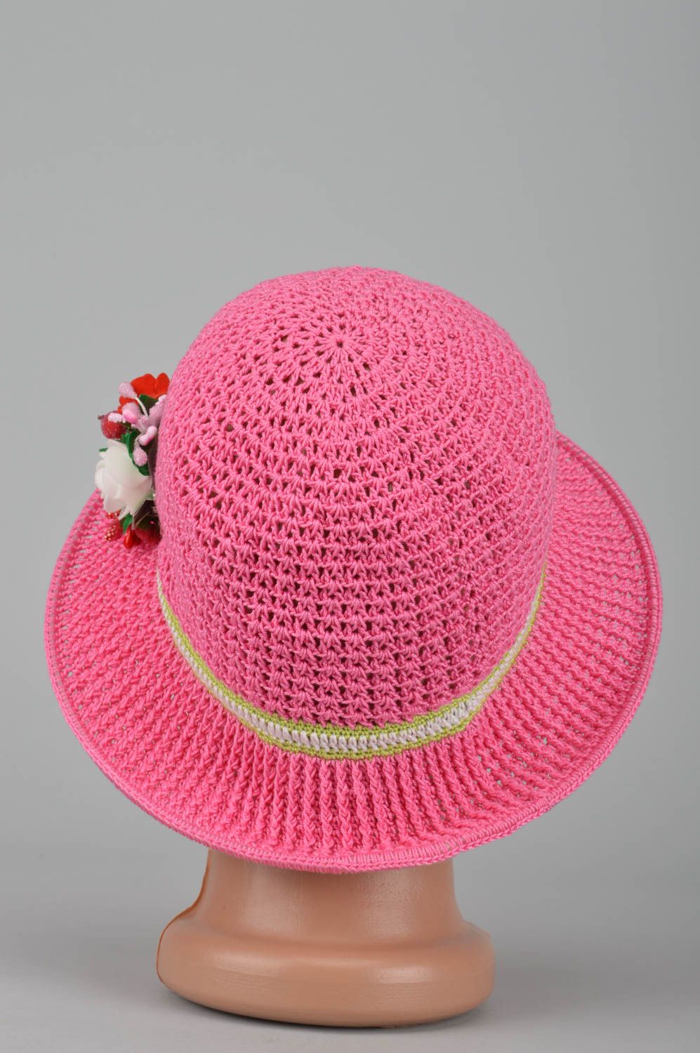 Chapeau enfant fait main Bonnet fille rose tricoté avec barrette Cadeau original photo 5