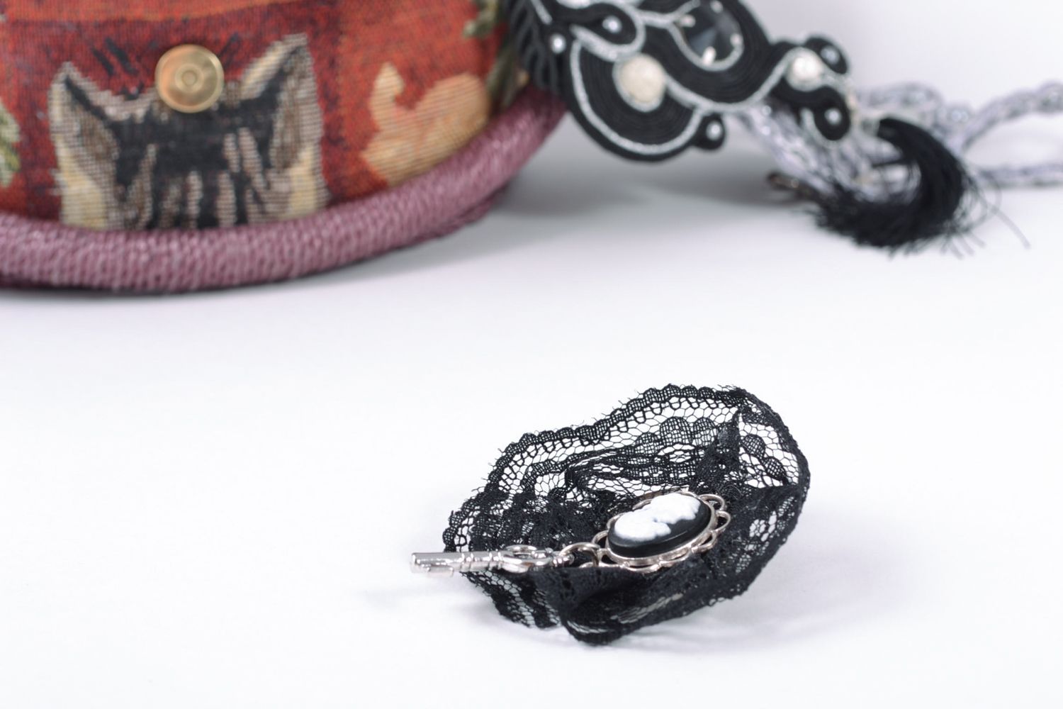 Broche en tissu de dentelle noire avec camée et clé faite main pour femme photo 2