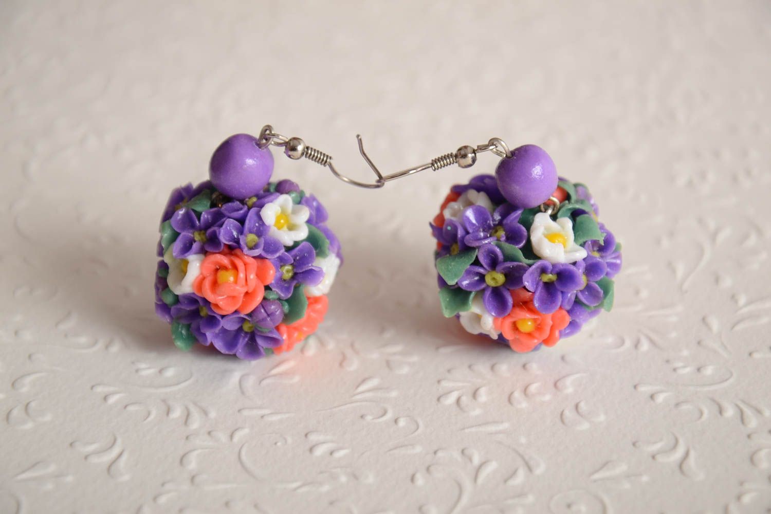 Boucles d'oreilles boules Bijou fait main fleurs violettes Accessoire femme photo 1