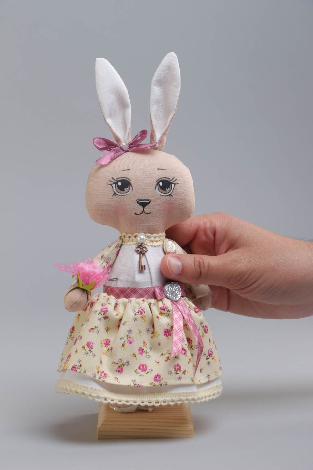 Muñeco de peluche hecho a mano original conejo de tela con rosa bonito foto 5