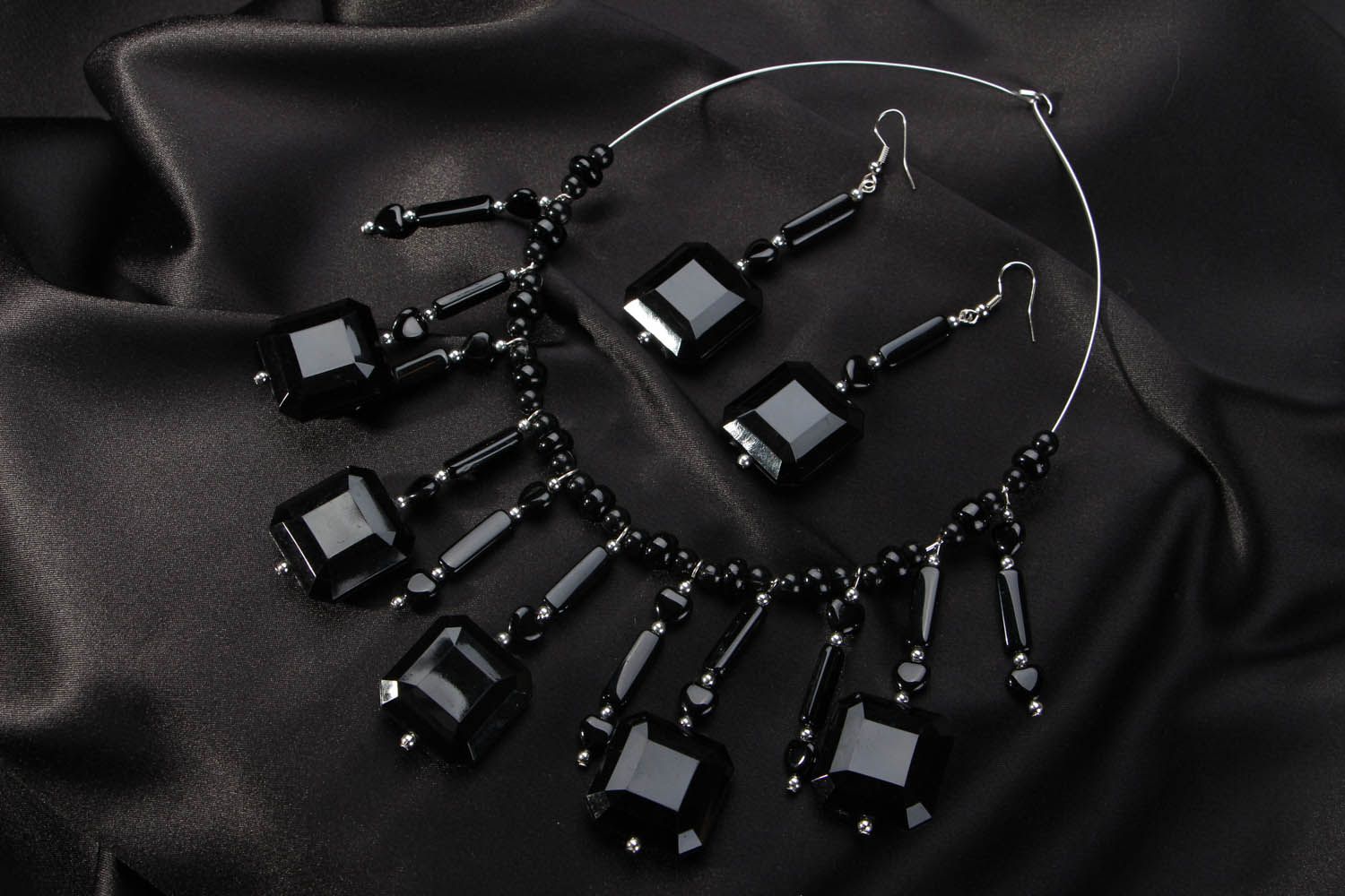 Necklace and earrings in black photo 1