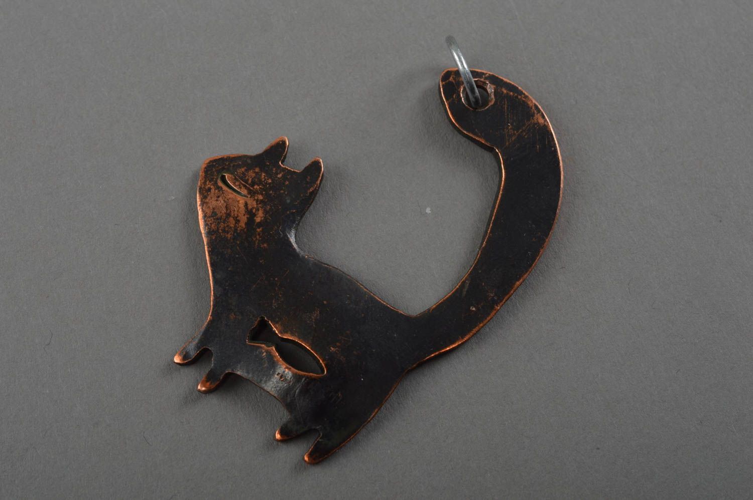 Schöner dunkler eleganter handgemachter Anhänger aus Kupfer auf Schnur Katze foto 3