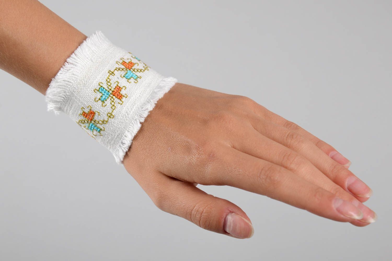 Handmade Schmuck breites Armband Accessoire für Frauen Armband textil weiß schön foto 1