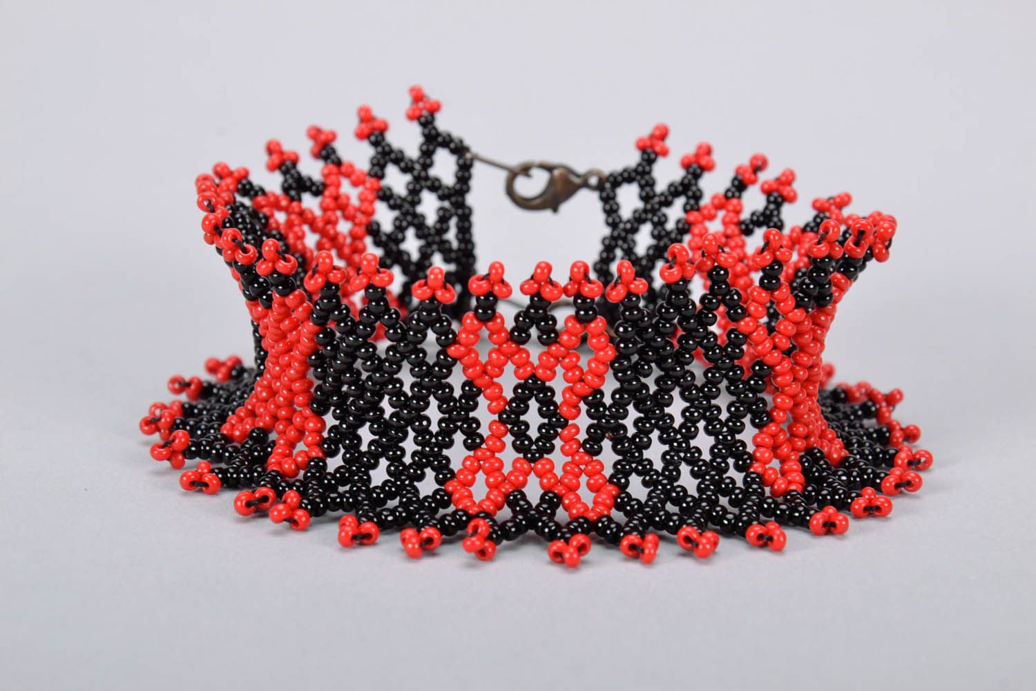 Wide red and black beaded bracelet photo 3