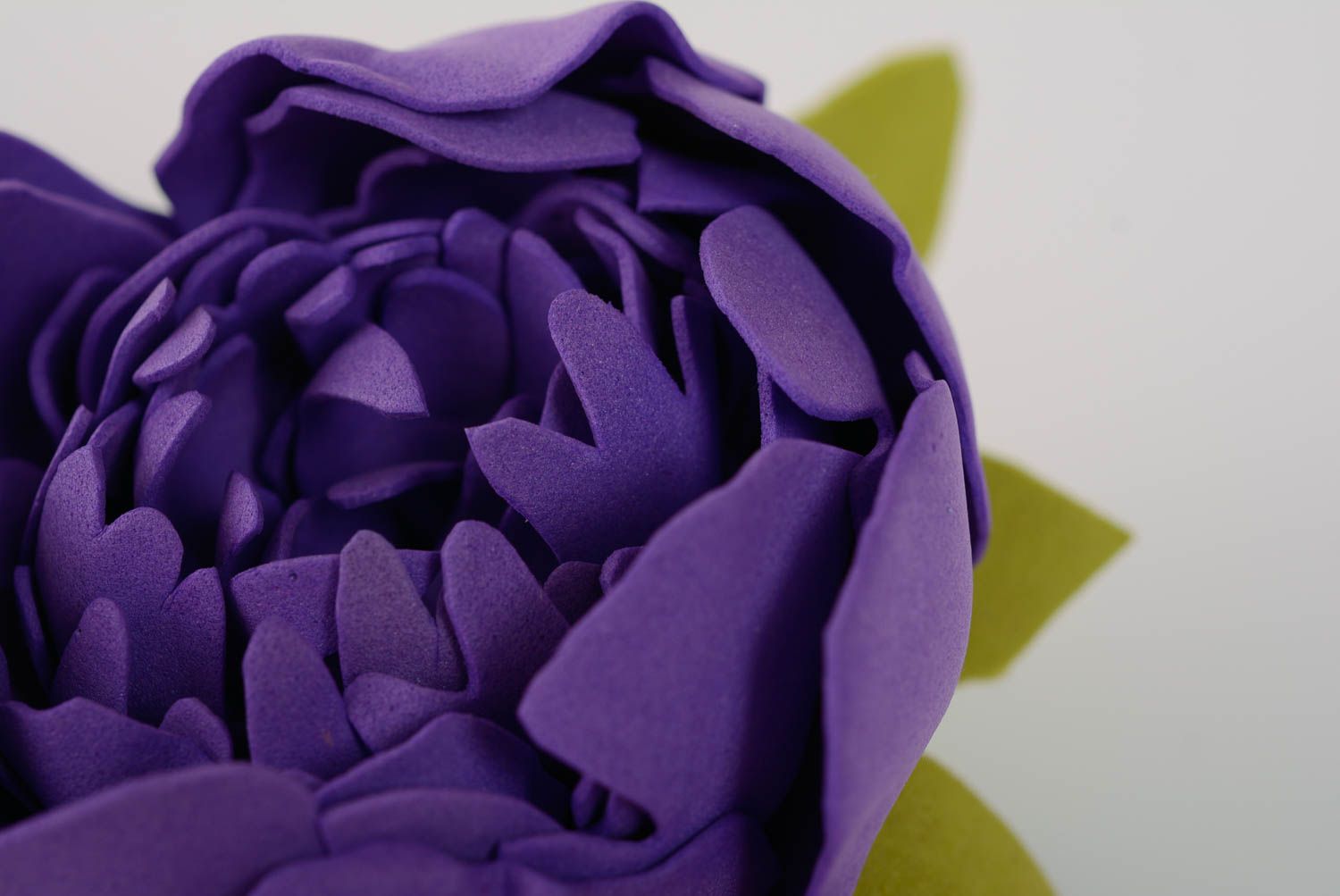 Künstlerische violette Brosche Blume aus Foamiran handgefertigter Schmuck für Frauen foto 2