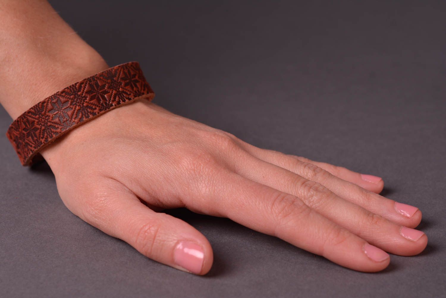 Кожаный браслет ручной работы симпатичный украшение из кожи браслет на руку фото 2