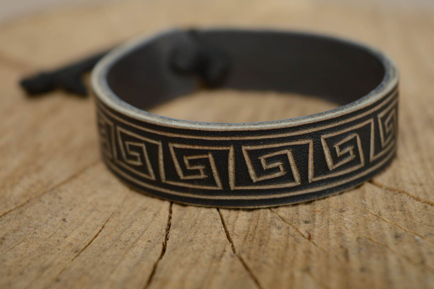 Bracelet en cuir naturel avec ornement fait main noir de style ethnique  photo 1