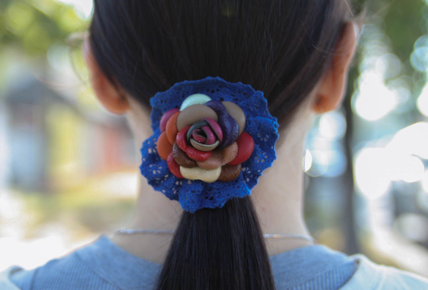 Резинка с цветком ручной работы стильное украшение на голову женское украшение фото 2