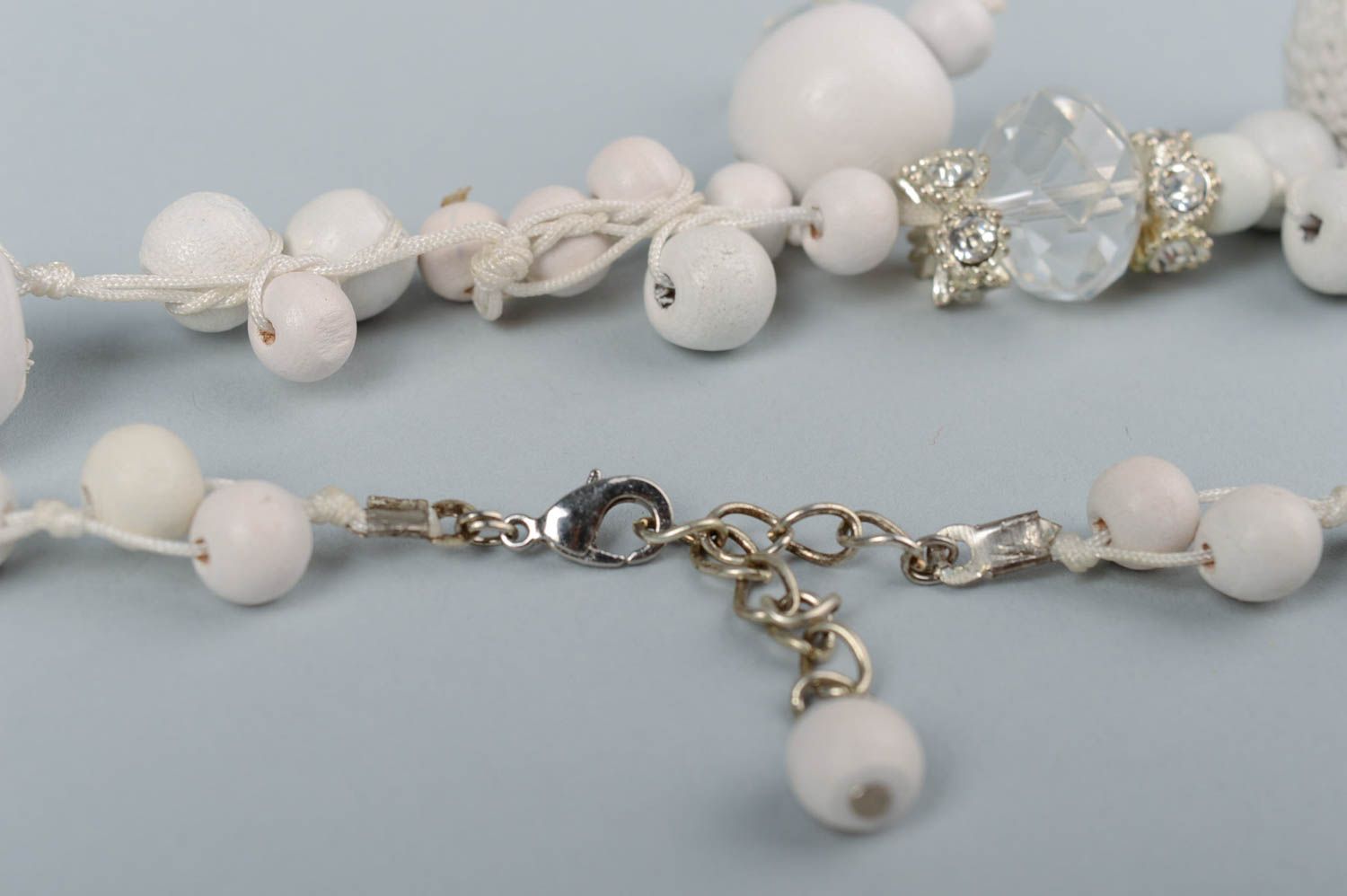Collier blanc perles en bois cristaux et fils original beau pratique fait main photo 4