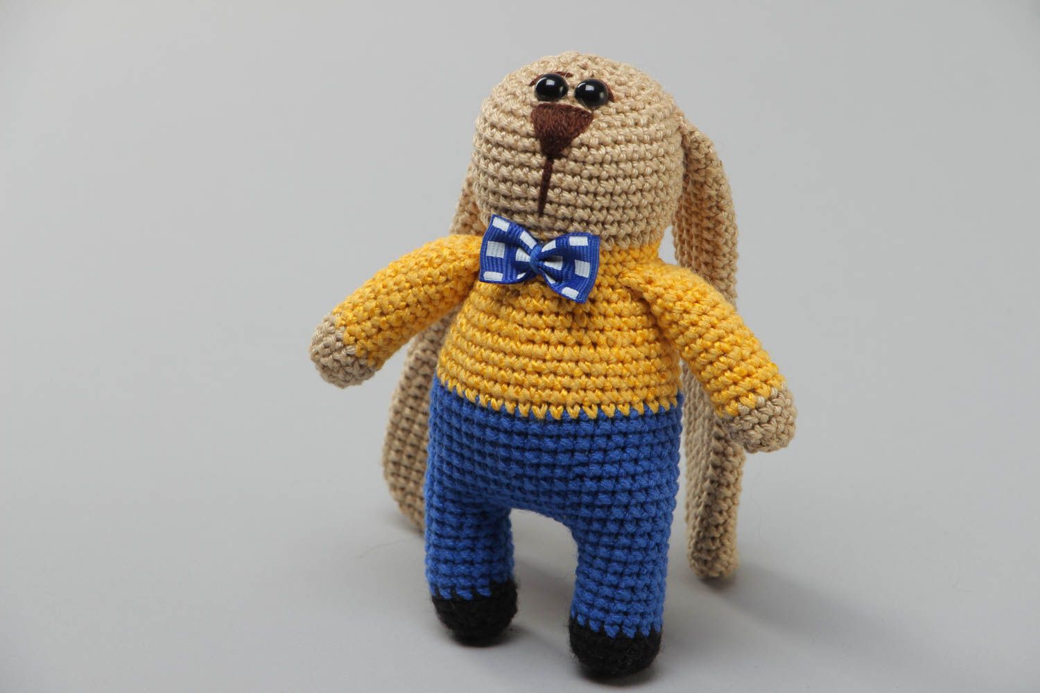 Jouet mou tricoté au crochet petit Lièvre en jaune et bleu original fait main photo 2