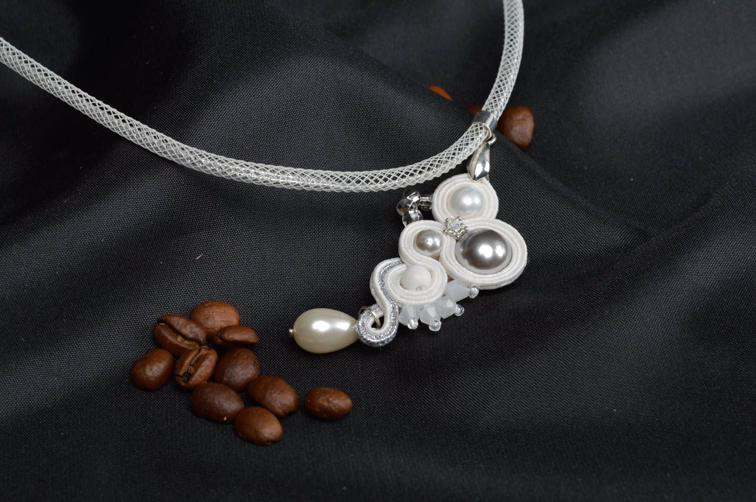 Pendentif en soutache fait main avec perles d'eau douce blanc original photo 1