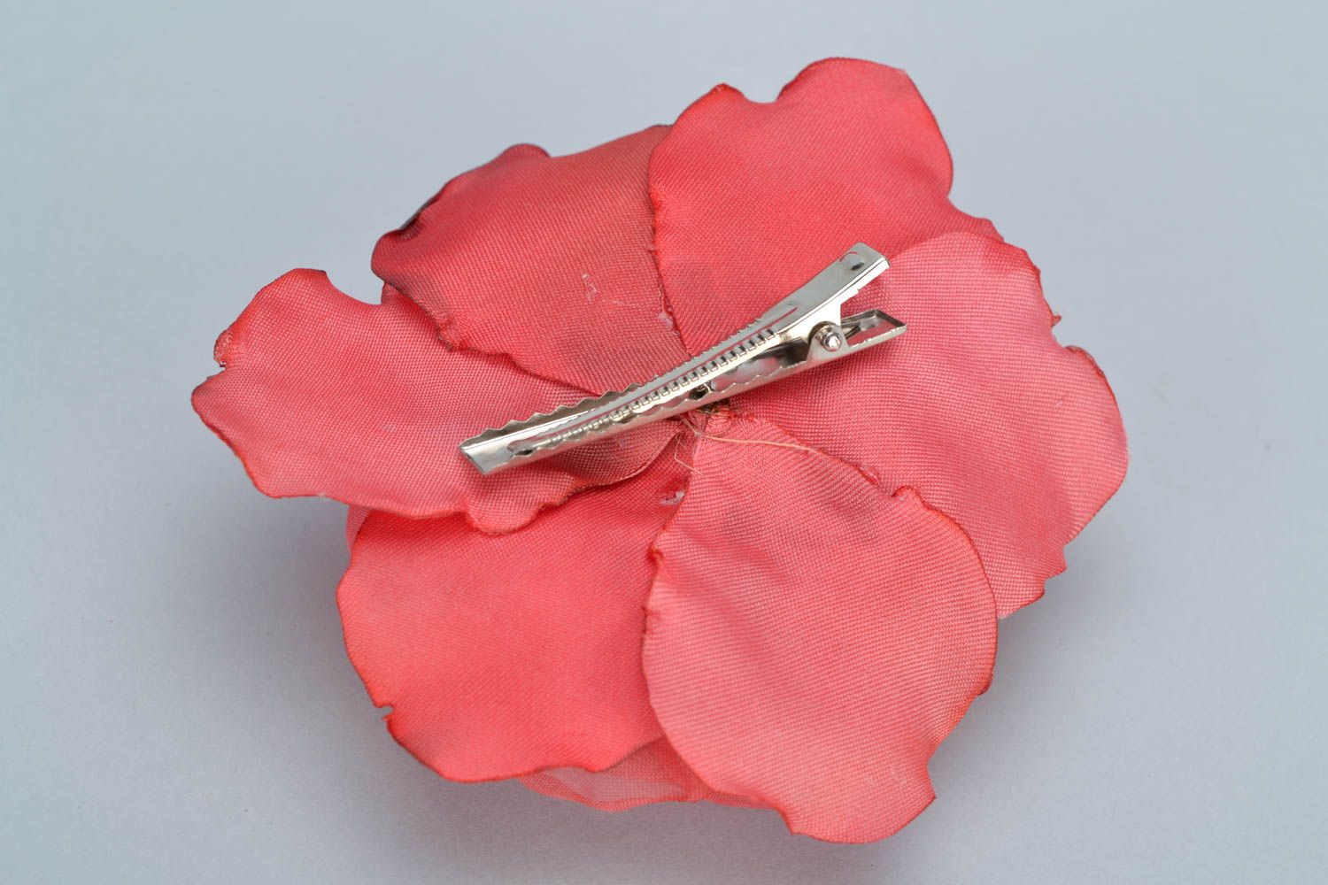 Grande pince à cheveux fleur rose en organza faite main originale pour femme photo 4