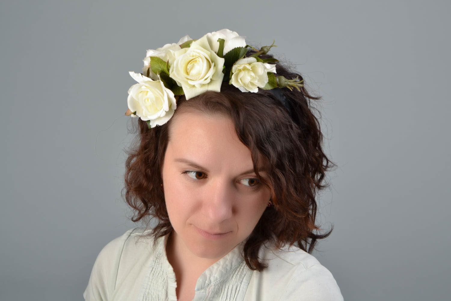 Цветочный обруч для волос из фоамирана Белые розы фото 2