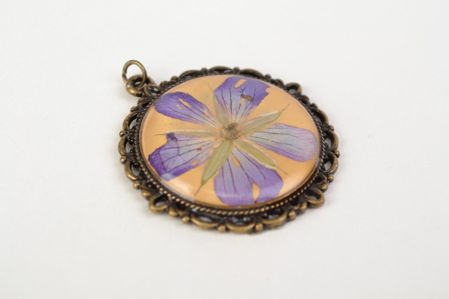 Handmade round neck pendant with dried flower in epoxy resin without chain photo 3