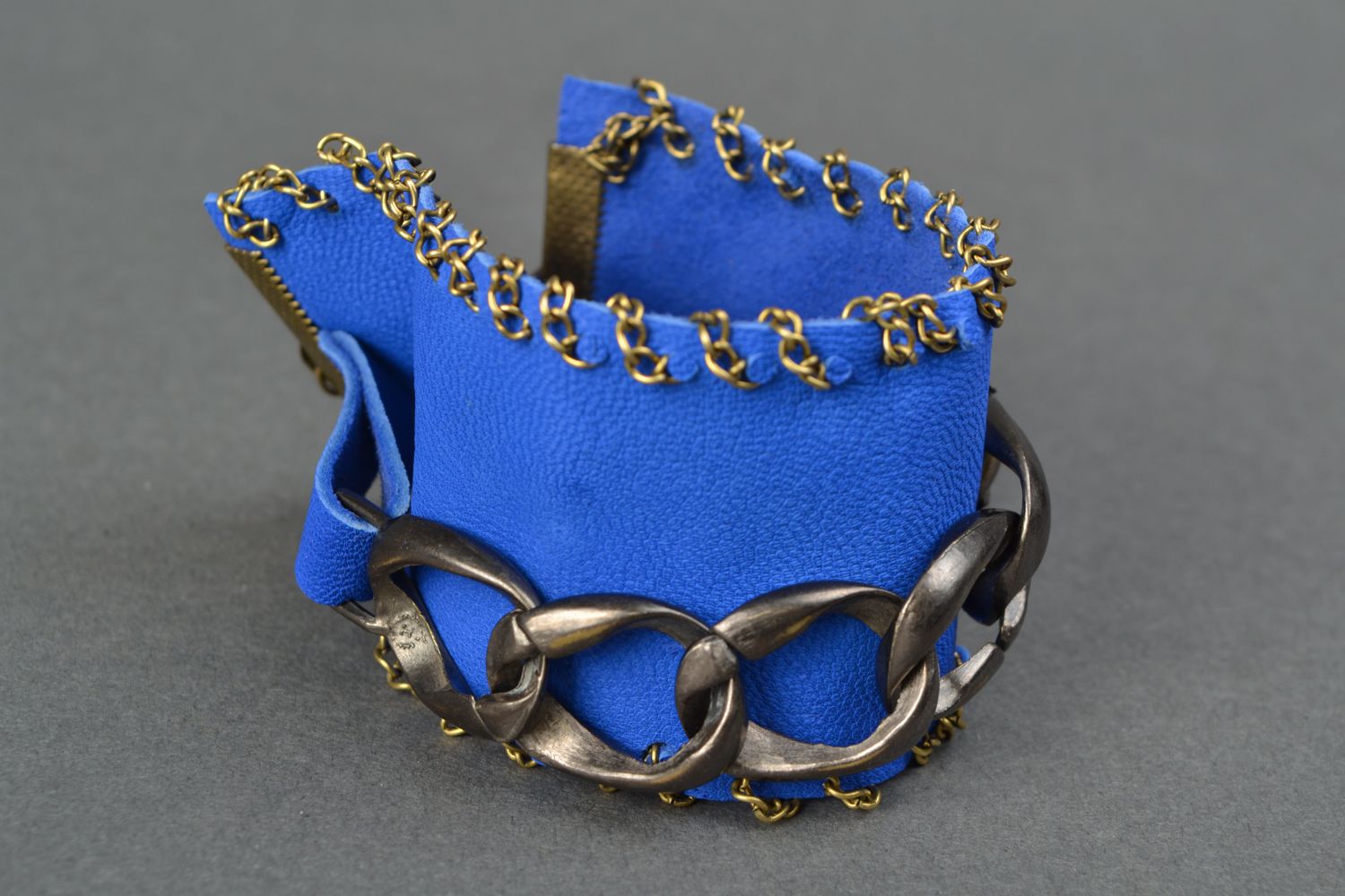 Large bracelet en cuir bleu avec chaînettes photo 3