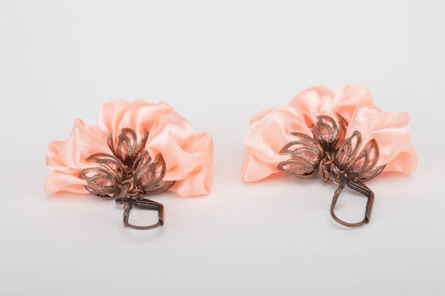 Серьги с цветами персиковые красивые с подвесками атласные ручной работы фото 3