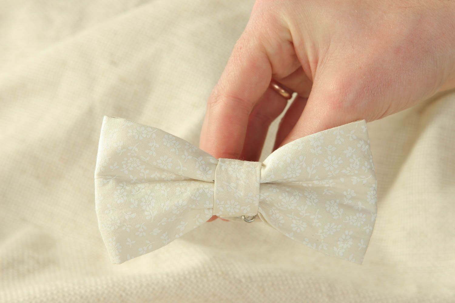 White cotton bow tie with floral pattern photo 4