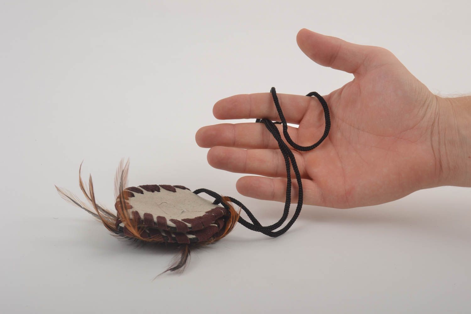 Pendentif amulette Bijou fait main en daim sur cordon design Cadeau femme photo 5