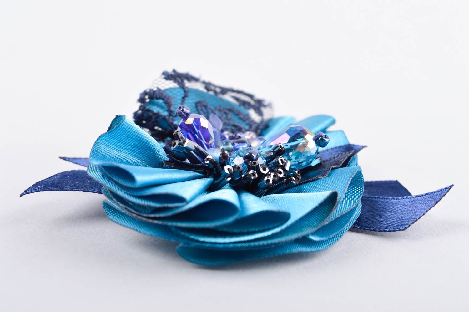 Broche bleue Bijou fait main tissus perles rocaille Accessoire femme design photo 3
