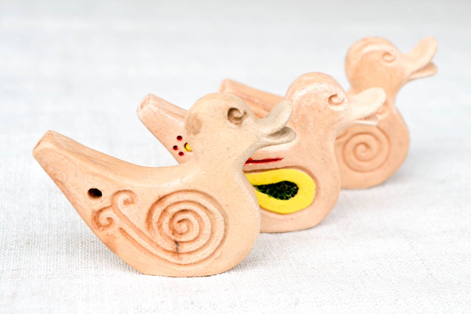 Ocarina Instrumente Flöten aus Ton Musikinstrumente für Kinder Hadnarbeit grell foto 5