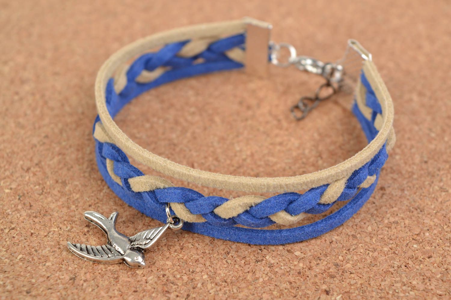 Bracelet en daim naturel fait main beige-bleu avec breloque oiseau original photo 1