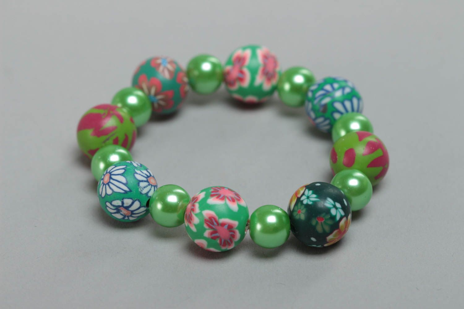 Beautiful green handmade children's bracelet with plastic and ceramic beads photo 3