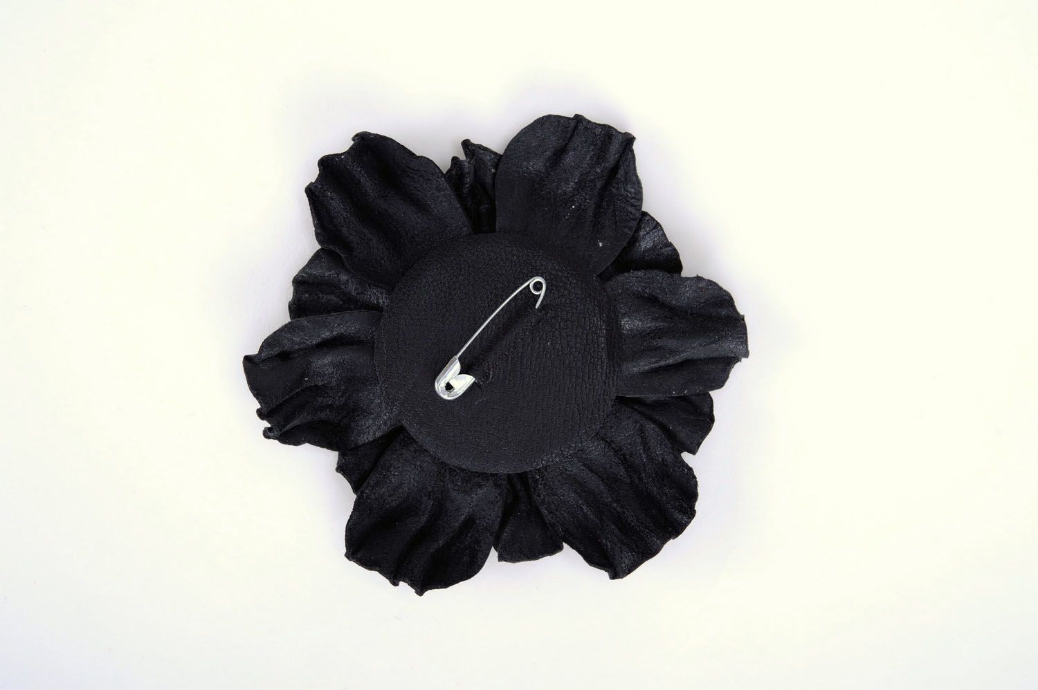 Brooch made ​​of 100 natural leather in the form of a flower photo 3