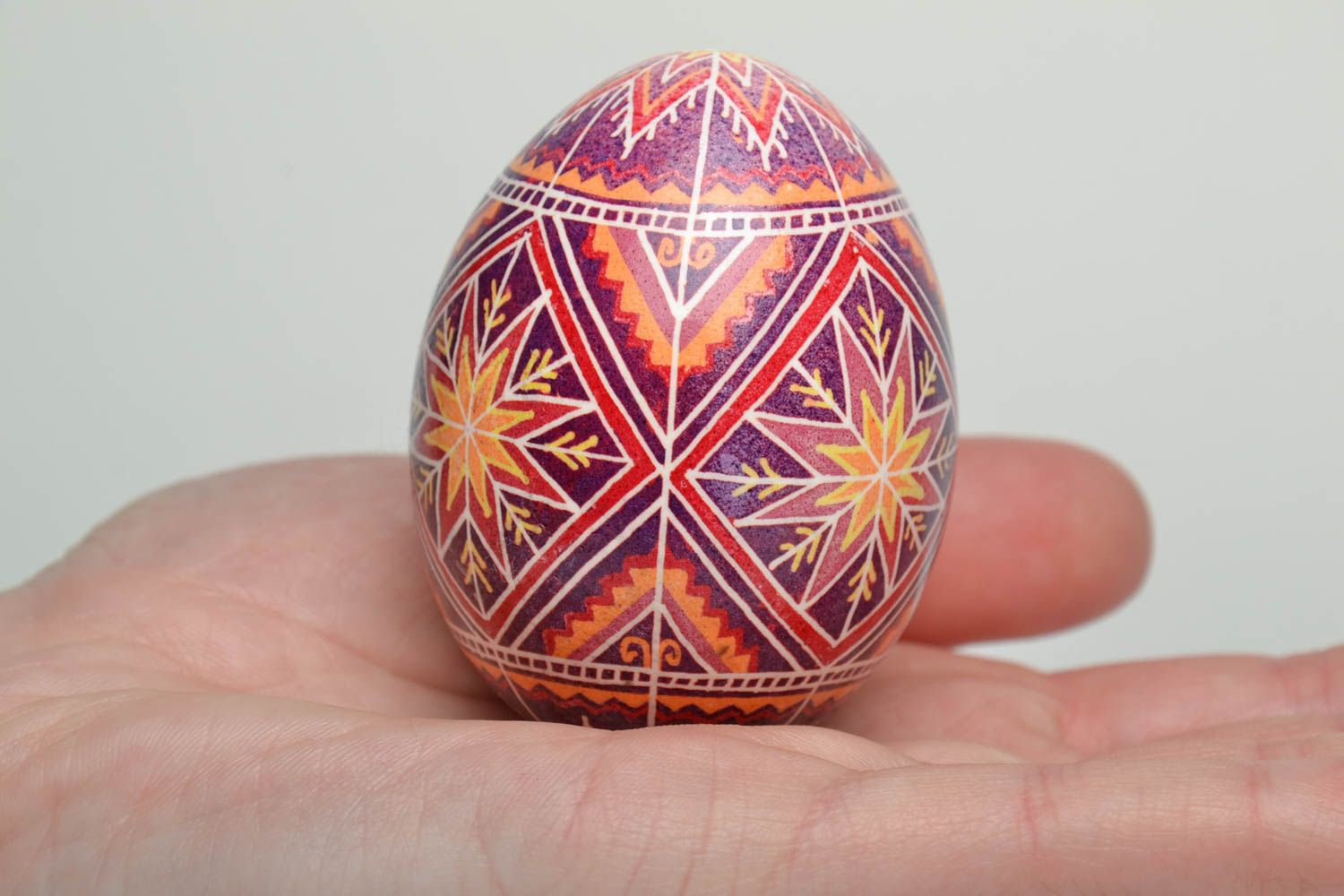 Joli œuf de Pâques peint de poule avec ornements de style ethnique fait main photo 5