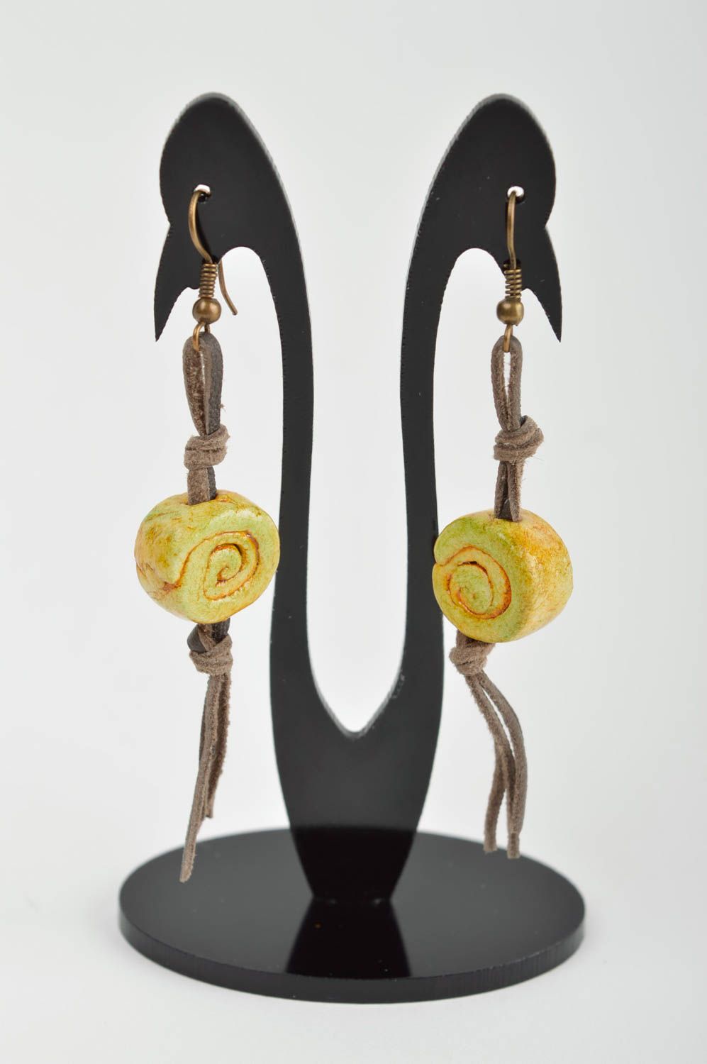 Boucles d'oreilles pendantes Bijou fait main design Accessoire femme jaune photo 2