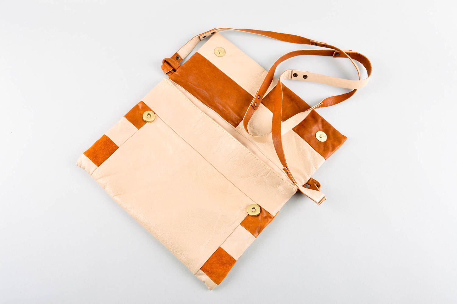 Сумка ручной работы сумка через плечо кожаная сумка бело коричневая в квадратик фото 4