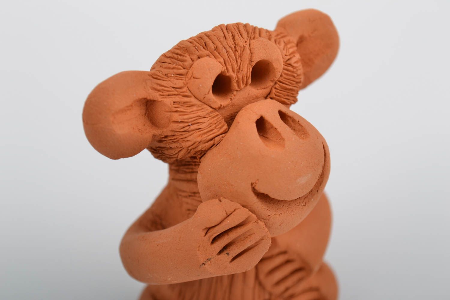 Декоративная глиняная фигурка обезьянки коричневая забавная ручной работы фото 3