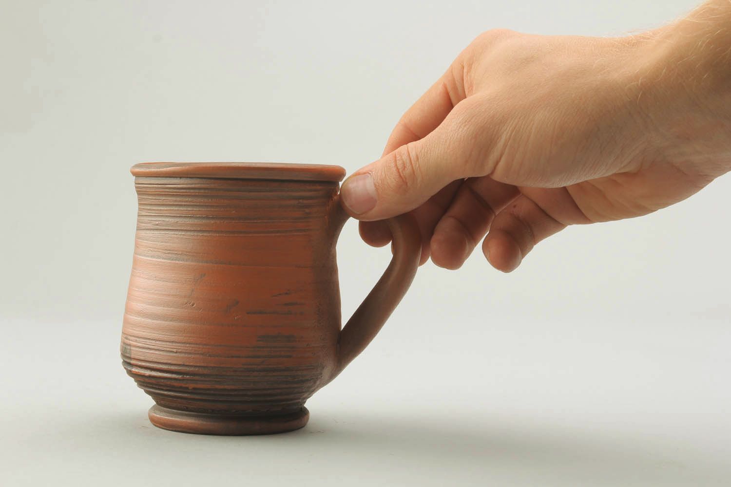 Braune handgemachte Tasse aus Keramik foto 5