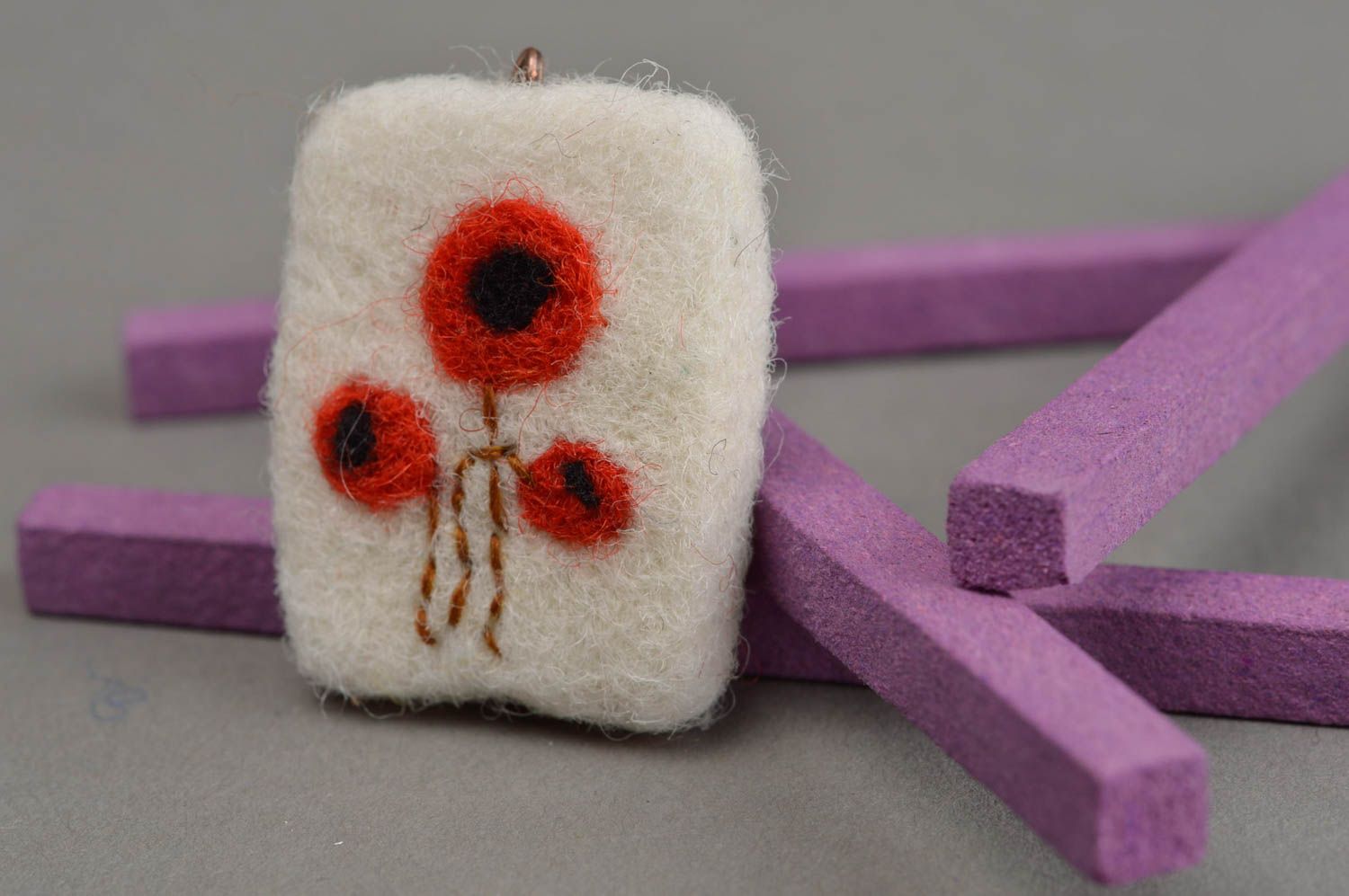Ciondolo in lana fatto a mano semilavorato per bigiotteria pendente in feltro foto 3
