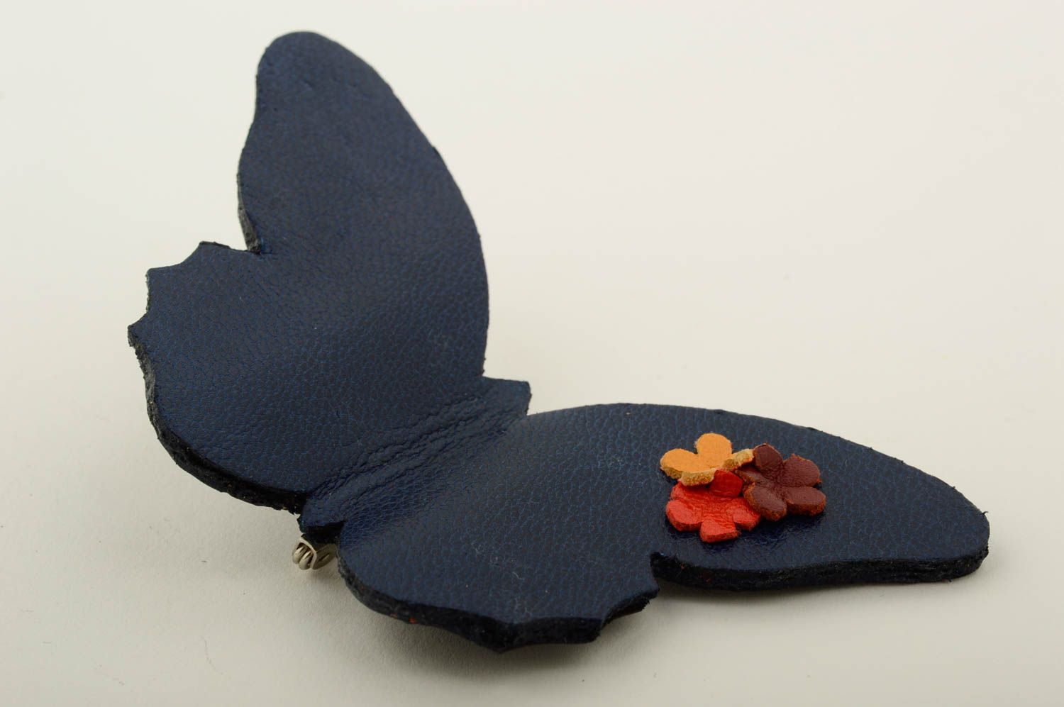 Broche originale faite main Bijou en cuir papillon avec fleurs Cadeau pour femme photo 3