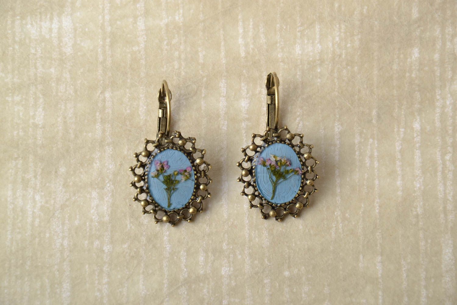 Boucles d'oreilles artisanales avec fleurs naturelles bleues photo 1
