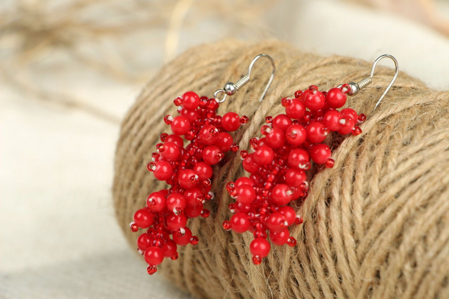 Rote Ohrringe mit Korallen und Glasperlen foto 2