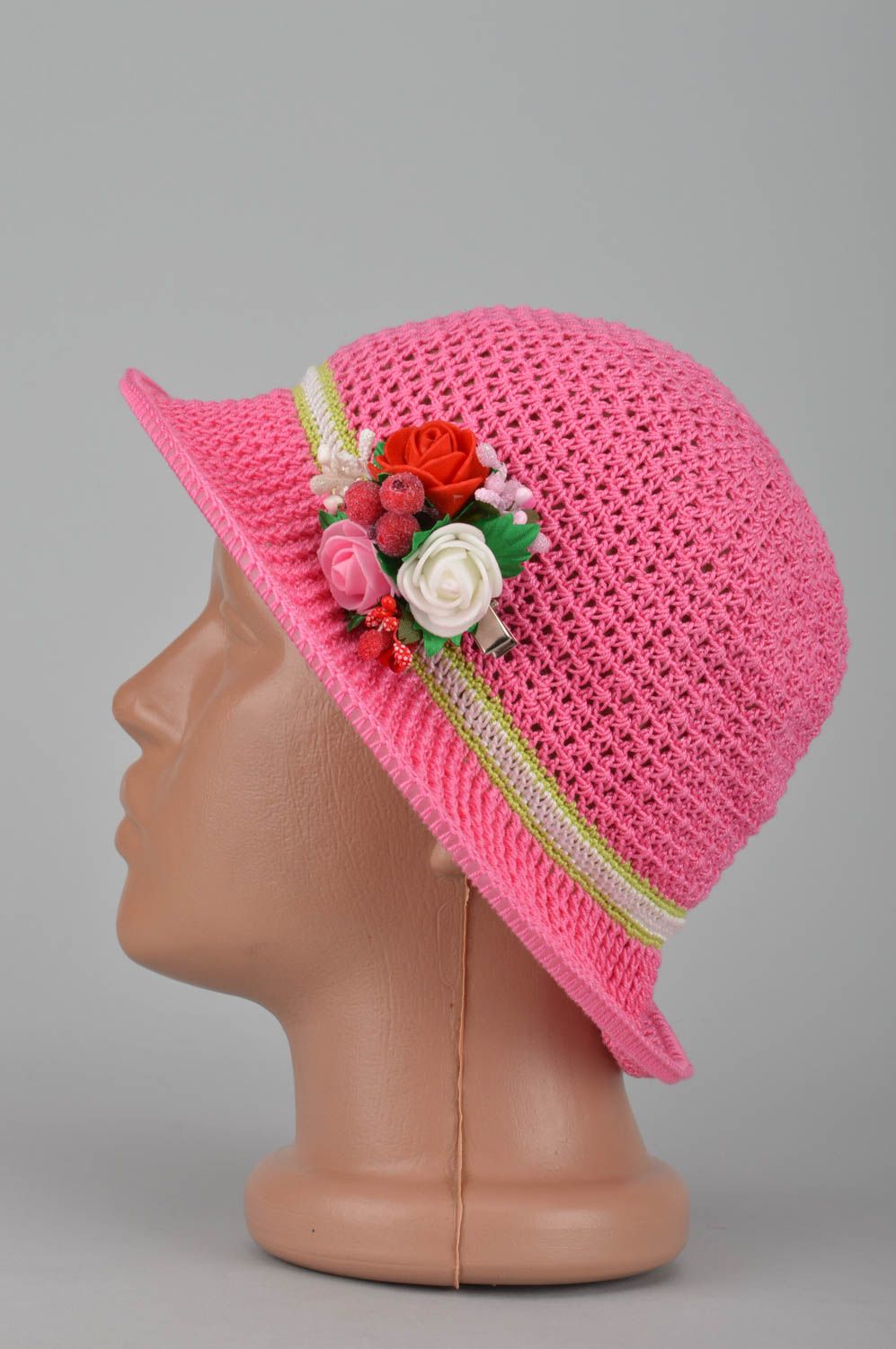 Chapeau enfant fait main Bonnet fille rose tricoté avec barrette Cadeau original photo 3