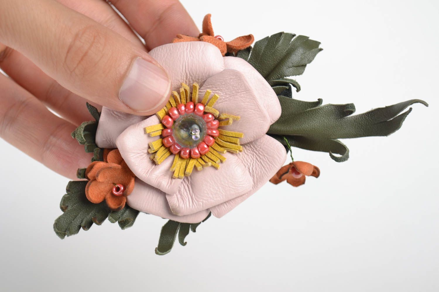 Брошь из кожи ручной работы заколка-цветок украшения из натуральной кожи розовая фото 5