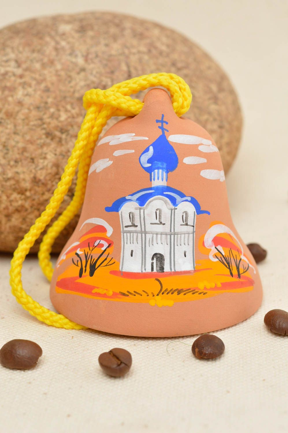 Маленький колокольчик ручной работы из глины с росписью Церковь осенью фото 1