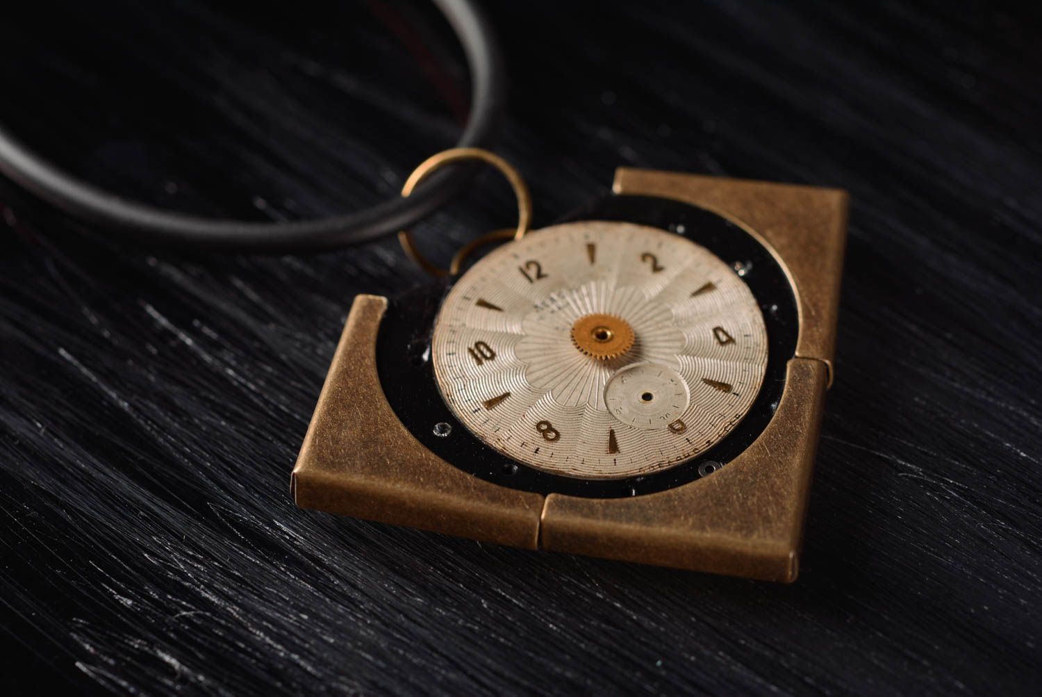 Pendentif horloge Bijou fait main métallique sur cordon Cadeau original photo 1
