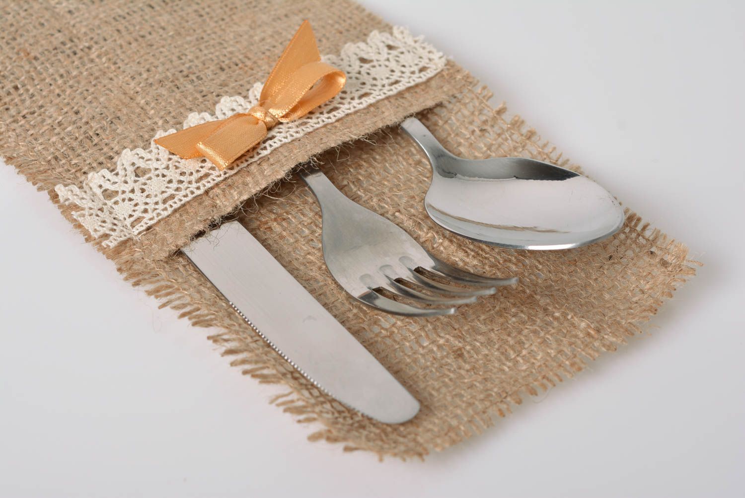 Bolsillo para cubiertos hecho a mano de arpillera con encaje decoración de mesa foto 2