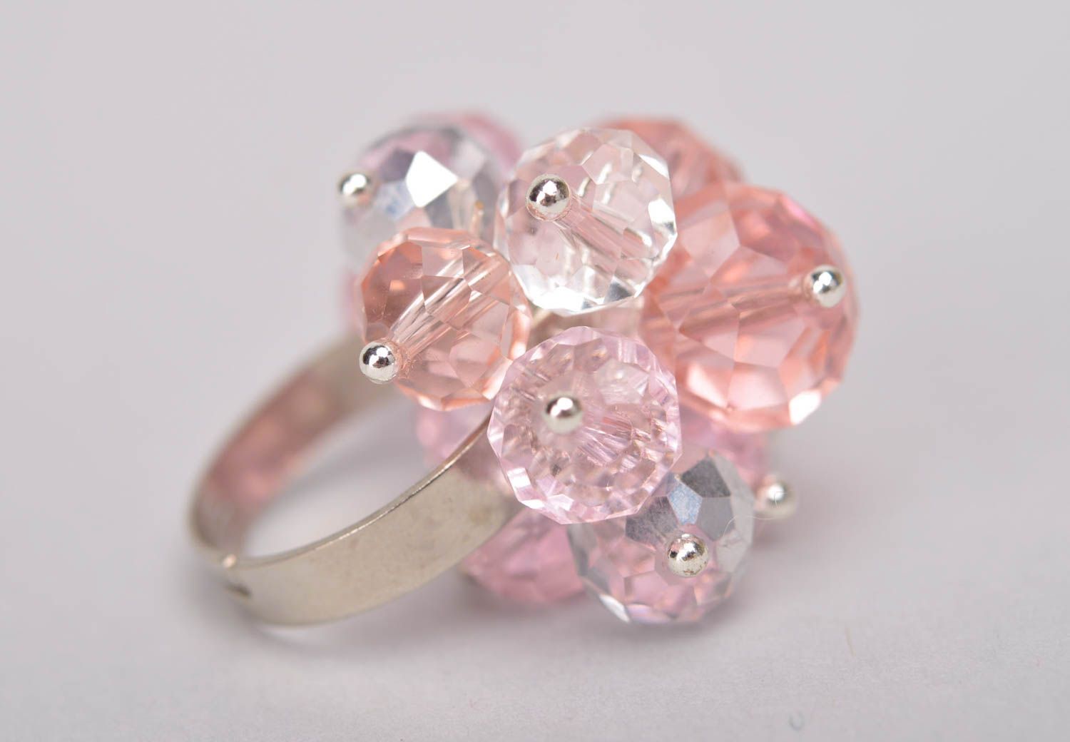 Розовое кольцо из стекляруса на металлической основе аксессуар ручной работы фото 3