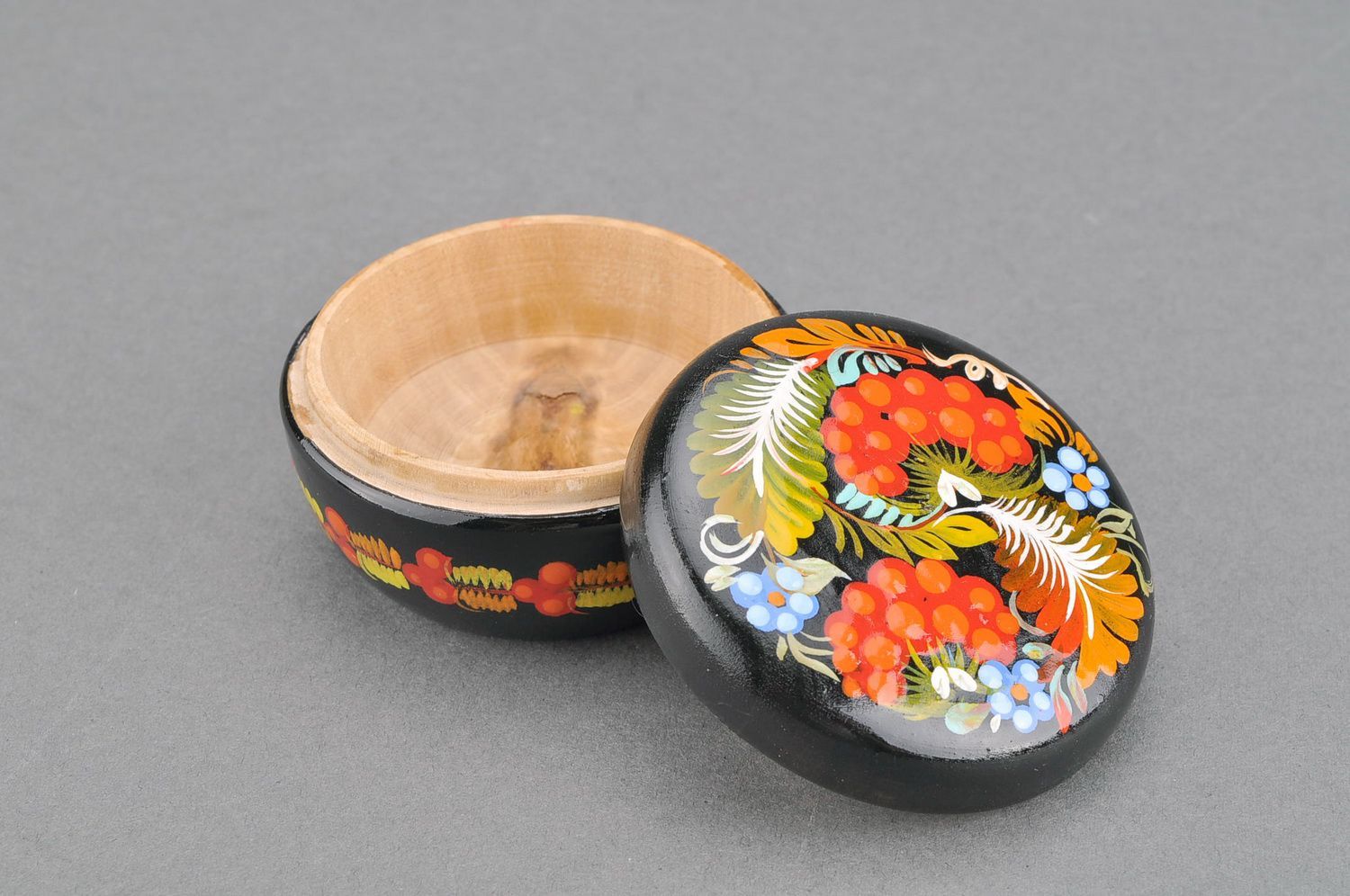 Round painted box made of linden wood photo 3
